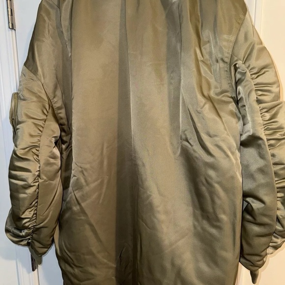 Nike SPTCAS FQ7582-276 Down Fill Light Olive Puffer Jacket $300 Women’s Sz S / M - Picture 3 of 5